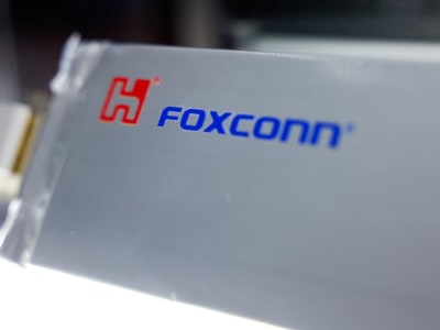 Pendapatan Foxconn Melonjak Berkat AI, Tapi Risiko Tarif dan Politik Mengintai