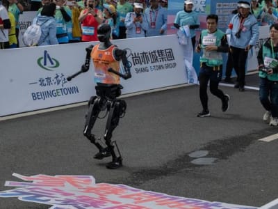 Robot Humanoid Berlomba Half-Marathon di Beijing, Tantangan Besar Teknologi Berlari
