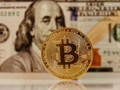 Bitcoin Melonjak Saat Dolar AS Melemah Akibat Ketegangan Politik Federal Reserve