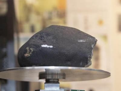 Meteorit Miliaran Tahun Jatuh di Atap Rumah New Jersey, Buka Rahasia Tata Surya