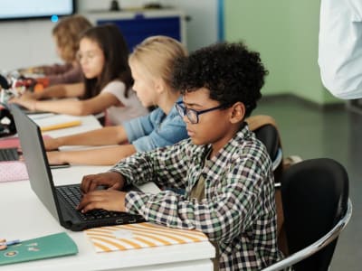 CEO dan Pemerintah Dorong Pendidikan AI dan Komputer Wajib di Sekolah