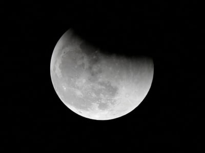 Penelitian Es Air di Kutub Selatan Bulan dengan Radar dan Teleskop Terbesar Dunia