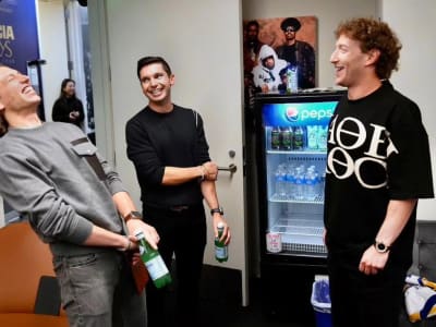 Mark Zuckerberg Prediksi Kacamata Pintar Gantikan Smartphone di Masa Depan