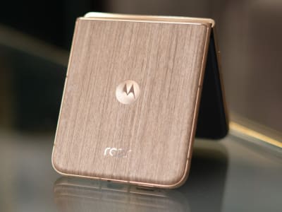 Motorola Razr Ultra 2025: Flip Phone Cantik dengan Performa Kuat, Tapi Belum Ultra
