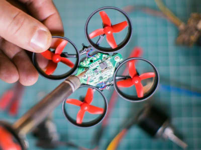 Drone Mikro Buatan Mahasiswa Cina Pecahkan Rekor Dunia Kecepatan 211 mph