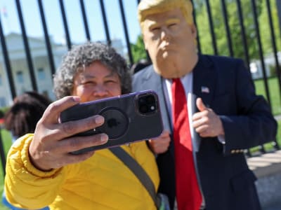 Trump Ancam Tarif 25% Apple Jika iPhone Tidak Dibuat di AS, Pasar Kecewa