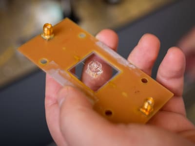 Sensor Kuantum Berlapis Silika dari Nanodiamond: Deteksi Penyakit di Tingkat Sel Lebih Awal