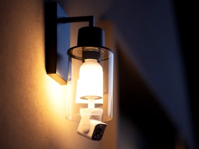 Wyze Bulb Cam: Kamera Keamanan Lampu Pintar Tanpa Kabel untuk Luar Ruangan