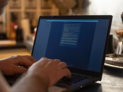 Ilmuwan Menyembunyikan Pesan Rahasia di Makalah untuk Manipu AI Peer Review
