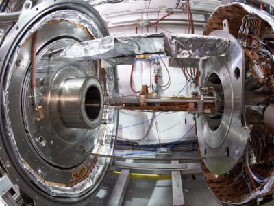 Terobosan CERN: Qubit Antimateri Pertama Menguak Rahasia Alam Semesta