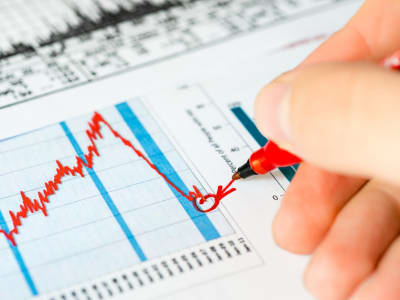 XRP dan Dogecoin Diprediksi Tertekan Berat Mulai Agustus 2025