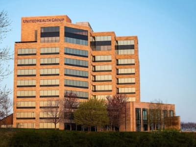 Investasi Buffett Dongkrak Saham UnitedHealth di Tengah Krisis Perusahaan