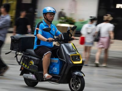 Alibaba Satukan Layanan dan Tingkatkan Kesejahteraan Pengantar Lawan Meituan