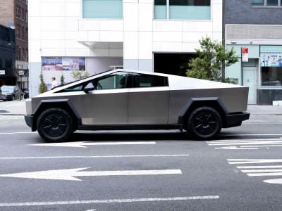 Saham Tesla Melonjak Setelah Isyarat Penurunan Suku Bunga Fed
