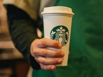 Starbucks Berjuang Bangkit, Sahamnya Tertinggal Jauh dari S&P 500