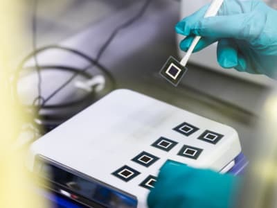 Terobosan Sel Surya Tandem Perovskit-Silikon Lebih Efisien dan Massal