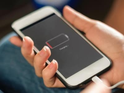Waspadai Risiko Keamanan Data Saat Isi Daya di Tempat Umum