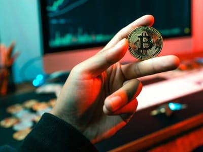 Strategi Bitcoin Terpionir: Peluang Beli di Tengah Turunnya Saham MSTR?