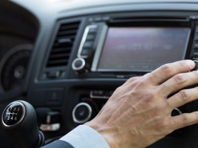 Kenapa Investor Harus Waspada: Sirius XM vs Apple dan Prospek Masa Depan