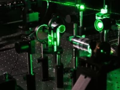 Terobosan Fisika Kuantum: Mengendalikan Partikel Nanoskal untuk Sensor Super Presisi