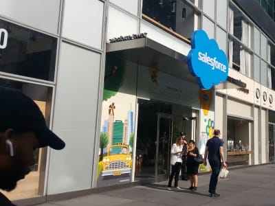 Salesforce Optimalkan Bisnis dengan AI dan Strategi Cloud Terbaru 2025