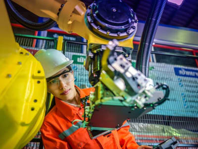 China Uji Robot Raksasa Demi Pemeliharaan Reaktor Matahari Buatan