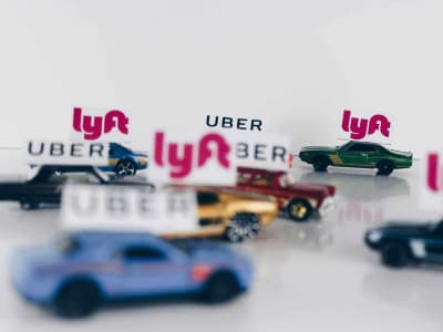 Perbandingan Saham Uber dan Lyft: Mana Pilihan Terbaik Investor Ride-Hailing?