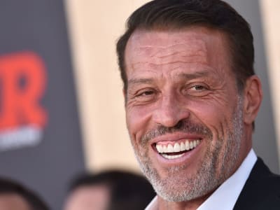 Cara Tony Robbins Ajarkan Investasi Konsisten Agar Keuangan Kuat di Masa Depan