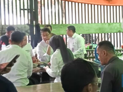 Menteri Keuangan Makan Sederhana di Warung Kaki Lima Usai Rapat Penting