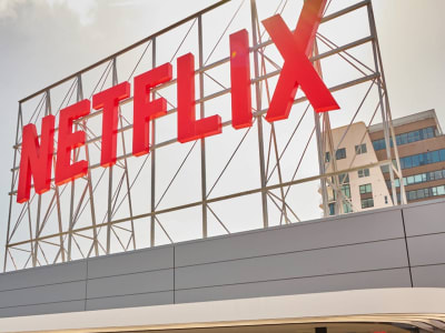 Apakah Penurunan Saham Netflix Jadi Kesempatan Investasi atau Risiko Valuasi Tinggi?