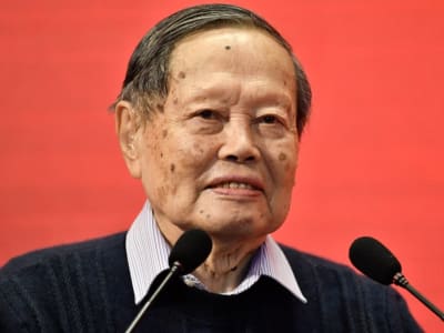 Presiden Xi Jinping Memberikan Penghormatan Tinggi untuk Profesor Chen-ning Yang