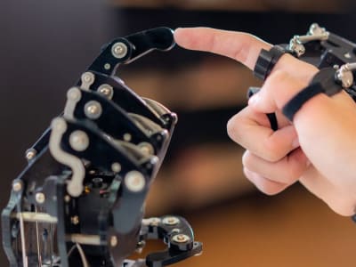 Remaja Bristol Ciptakan Tangan Robotik dari LEGO yang Hampir Seperti Profesional