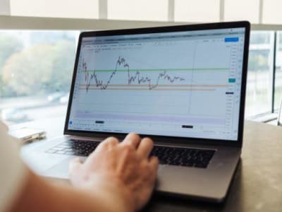 Mengapa Saham AMD Jadi Pilihan Terbaik Investor AI Saat Fed Turunkan Suku Bunga