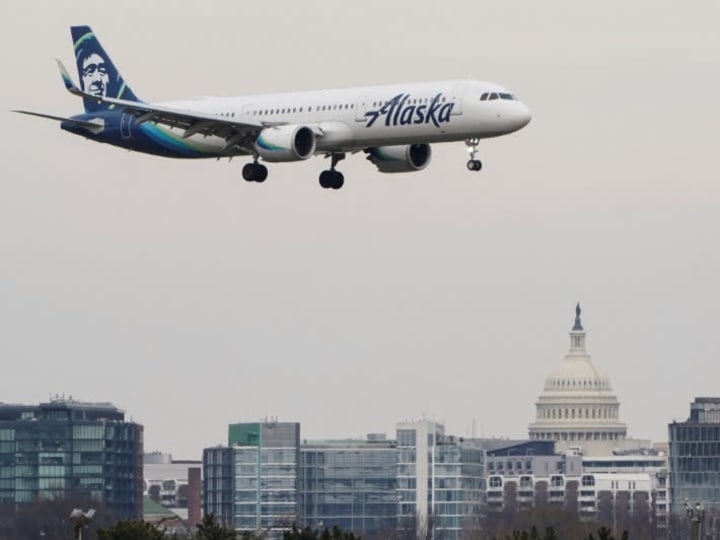 Alaska Air menaikkan proyeksi laba Q4 karena permintaan perjalanan yang kuat dan harga yang membaik.