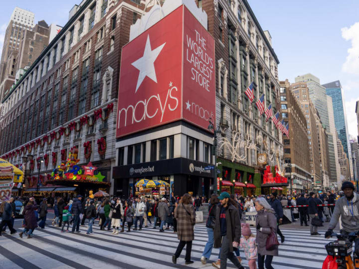 Penjualan Macy's menggambarkan gambaran campur aduk saat hasil Q3 yang tertunda dirilis.