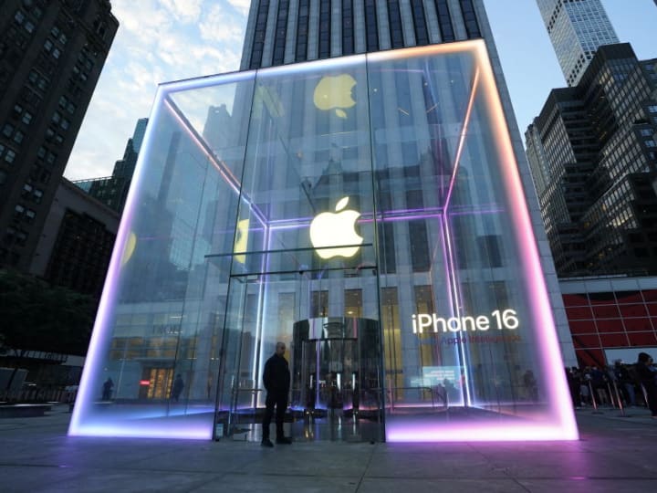 Apple menambahkan ChatGPT ke iPhone dengan pembaruan Apple Intelligence terbaru.