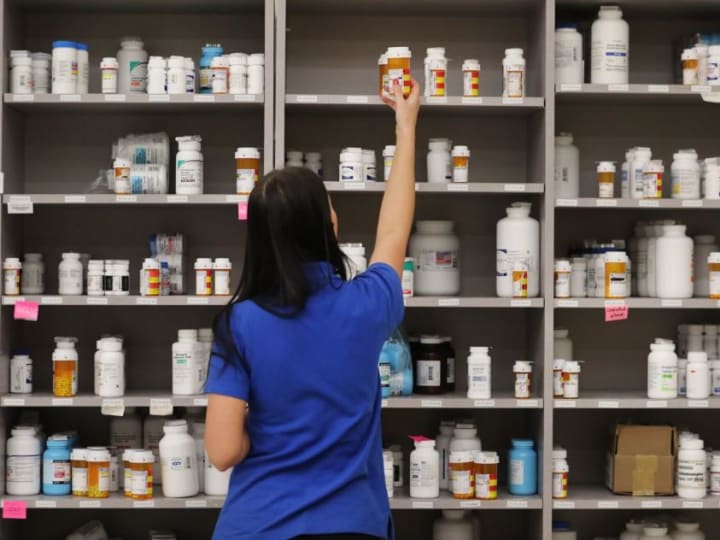 Pembuat undang-undang Mengawasi RUU yang Memaksa Perantara Obat untuk Menjual Apotek