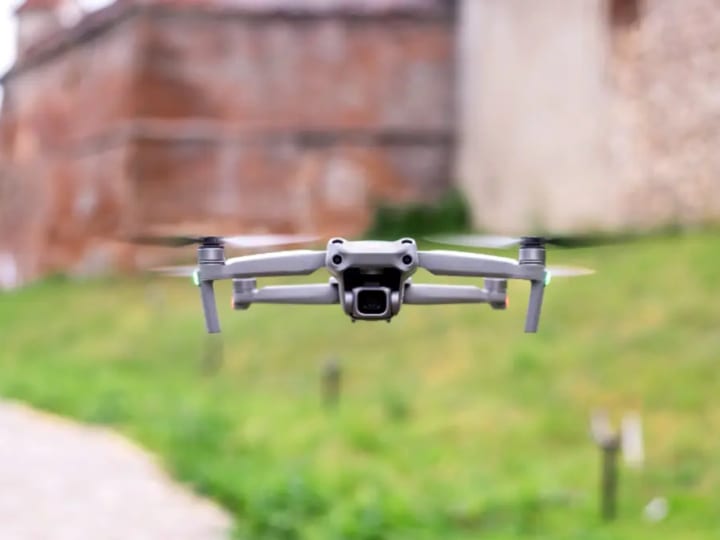 Drone yang dilengkapi dengan teknologi baru untuk memancarkan sinar laser pemotong logam di China.