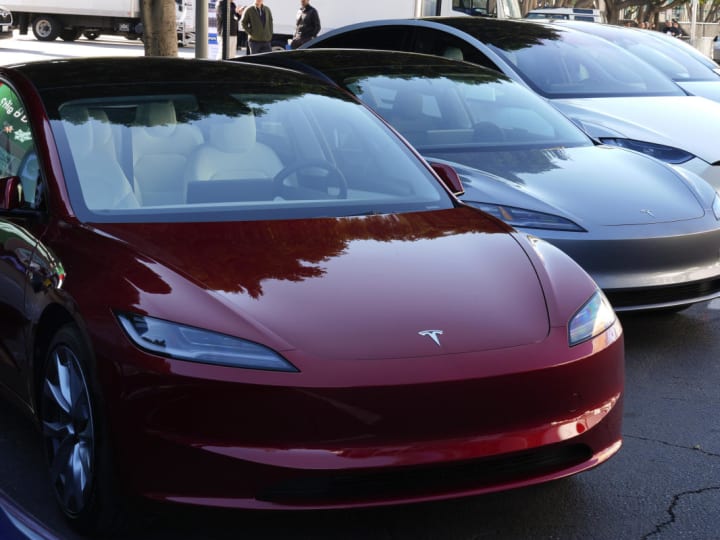 Saham Tesla melonjak ke level tertinggi baru setelah analis menaikkan target harga menjadi Rp 8.47 juta ($515) .