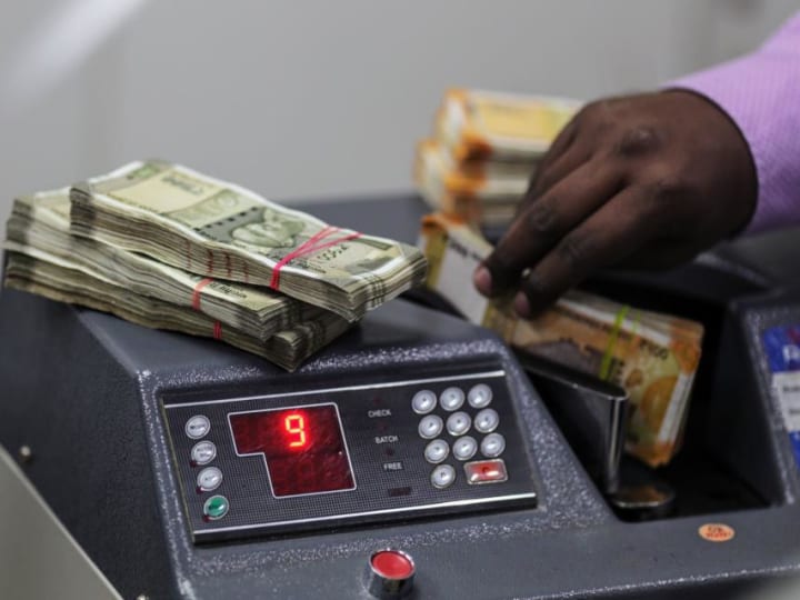 Rupiah India Jatuh ke Level Terendah Rekor saat Fed Mempengaruhi Sentimen Asia
