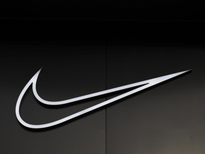 Nike mengalahkan ekspektasi rendah saat investor menantikan perbaikan di bawah CEO baru Elliott Hill.