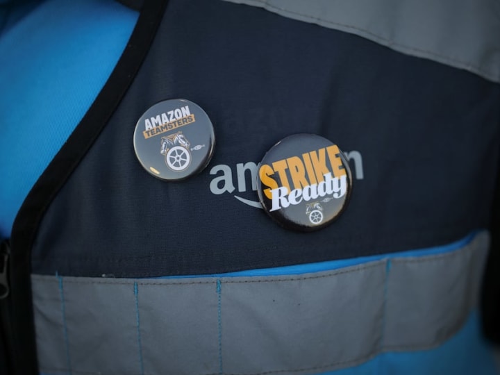 Pekerja Amazon melakukan pemogokan di tujuh fasilitas di AS menjelang lonjakan permintaan Natal.