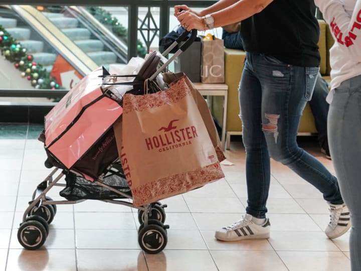 Apa motivasi tersembunyi di balik kartu hadiah senilai Rp 822.25 ribu ($50) yang Anda letakkan di bawah pohon?