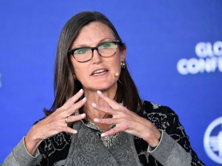 Cathie Wood menjual saham teknologi yang meroket senilai Rp 353.57 miliar ($21,5 juta)  saat saham mengalami fluktuasi.