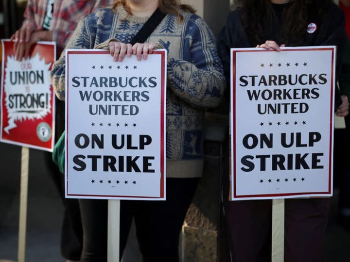 Pekerja Starbucks memperluas pemogokan di kota-kota AS termasuk New York.