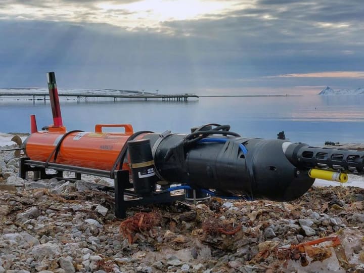 Drone robot bawah air yang dilengkapi dengan alat berusia 100 tahun mengungkap rahasia ledakan alga di Arktik.