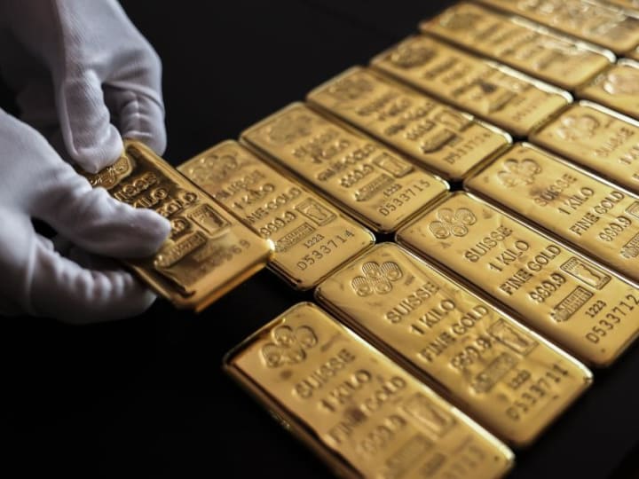 Emas Merosot Saat Trader Menimbang Prospek Pemotongan Suku Bunga Fed
