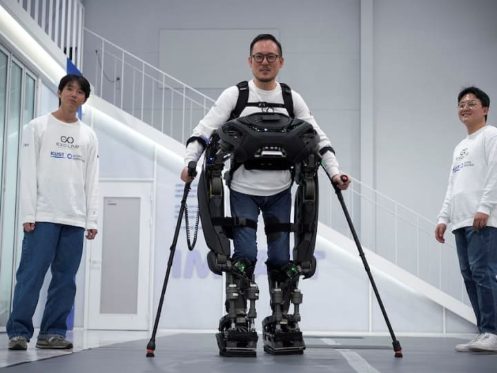 Tim Korea Selatan mengembangkan robot 'Iron Man' yang membantu paraplegia berjalan.