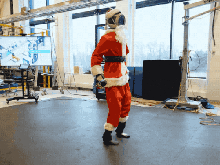Tonton Atlas listrik dari Boston Dynamics melakukan backflip.