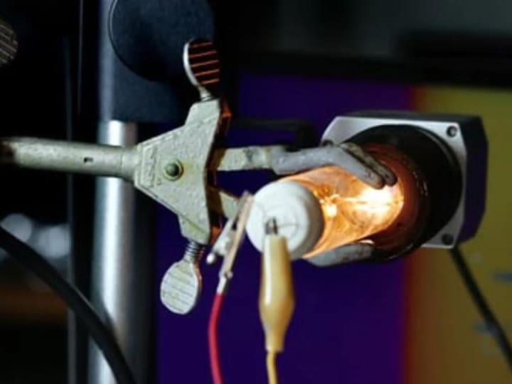 Teknologi mirip bola lampu Edison menciptakan cahaya berputar 100 kali lebih terang daripada sebelumnya.